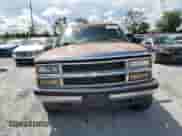1995 Chevrolet Suburban z VIN 1GNFK16K6SJ427156, wystawiony jako Copart lot #71663775 z przebiegiem 380 713 mil mil oraz Szkoda całkowita • Salvage title. Historia ofert i sprzedaży dostępna na DreamBid. Obrazek 5.
