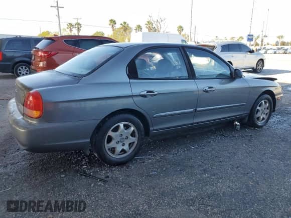 2001 Hyundai Sonata GLS z VIN KMHWF35V21A498000, wystawiony jako Copart lot #47246965 z przebiegiem 111 616 mil mil oraz Szkoda całkowita • Salvage title. Historia ofert i sprzedaży dostępna na DreamBid. Obrazek 3.