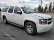 2010 Chevrolet Suburban LT z VIN 1GNUCJE05AR210539, wystawiony jako Copart lot #54875855 z przebiegiem 166 305 mil mil oraz Czysty tytuł • Clean title. Historia ofert i sprzedaży dostępna na DreamBid. Obrazek 4.