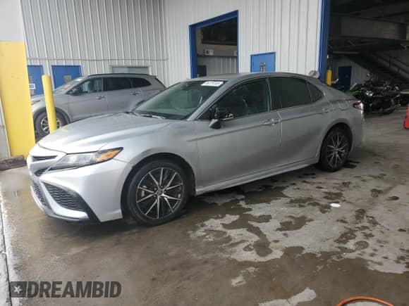 2022 Toyota Camry SE z VIN 4T1G11AK1NU712370, wystawiony jako Copart lot #86229765 z przebiegiem 104 657 mil mil oraz Szkoda całkowita • Salvage title. Historia ofert i sprzedaży dostępna na DreamBid. Obrazek 1.
