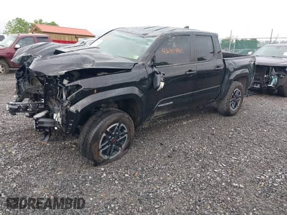 2024 Toyota Tacoma SR5 z VIN 3TMLB5JN4RM025895, wystawiony jako IAAI lot #42309915 z przebiegiem 23 530 mil mil oraz . Historia ofert i sprzedaży dostępna na DreamBid. Obrazek 19.