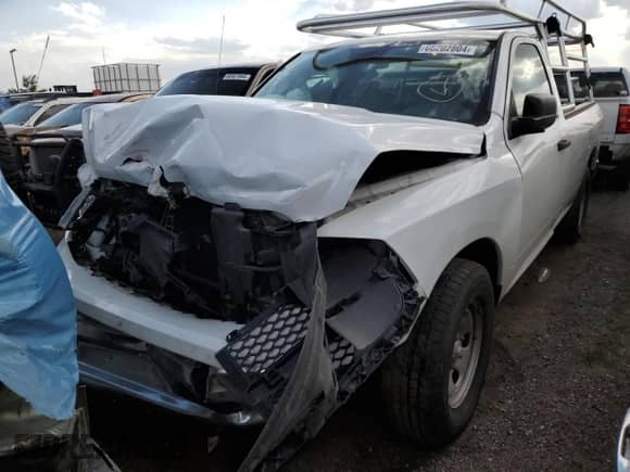 2016 Ram 1500 Tradesman z VIN 3C6JR6DT3GG285517, wystawiony jako Copart lot #66202804 z przebiegiem 43 666 mil mil oraz Szkoda całkowita • Salvage title. Historia ofert i sprzedaży dostępna na DreamBid. Obrazek 1.