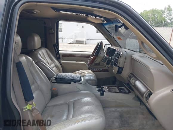 2000 Cadillac Escalade with VIN 1GYEK63R4YR200782, listed as a IAAI auction lot 42826338 with 250,610 mi miles and . Bid and sale history available at DreamBid. Image 5.