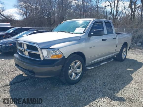 2009 Dodge 1500 SLT z VIN 1D3HB18P09S782233, wystawiony jako IAAI lot #41846245 z przebiegiem 223 752 mil mil oraz . Historia ofert i sprzedaży dostępna na DreamBid. Obrazek 2.