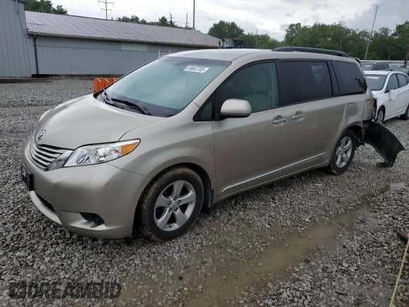 2017 Toyota Sienna LE Auto Access Seat z VIN 5TDKZ3DC1HS795802, wystawiony jako Copart lot #59602705 z przebiegiem 131 980 mil mil oraz Szkoda całkowita • Salvage title. Historia ofert i sprzedaży dostępna na DreamBid. Obrazek 1.