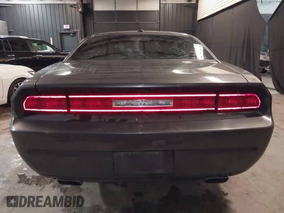 2013 Dodge Challenger SXT с VIN 2C3CDYAG5DH593050, выставлен на аукционе IAAI как лот 43392807 с пробегом 163 707 миль миль и . История ставок и продаж доступна на DreamBid. Изображение 16.