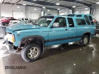 1995 Dodge Dakota z VIN 1B7GG23X0SW933444, wystawiony jako Copart lot #77544414 z przebiegiem 180 529 mil mil oraz Szkoda całkowita • Salvage title. Historia ofert i sprzedaży dostępna na DreamBid. Obrazek 1.