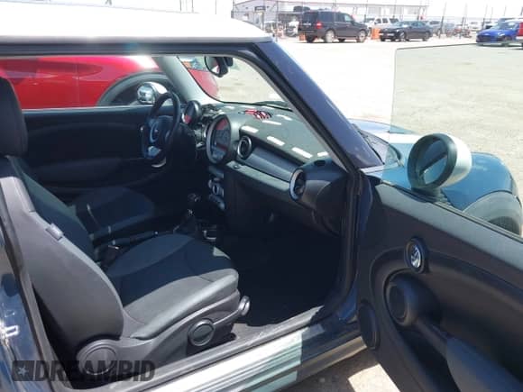2009 MINI Hardtop with VIN WMWMF33509TW78295, listed as a IAAI auction lot 42293731 with 105,109 mi miles and . Bid and sale history available at DreamBid. Image 5.
