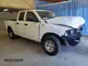 2018 Ram 1500 Express z VIN 1C6RR7FG5JS308949, wystawiony jako Copart lot #70088005 z przebiegiem 62 770 mil mil oraz Szkoda całkowita • Salvage title. Historia ofert i sprzedaży dostępna na DreamBid. Obrazek 4.