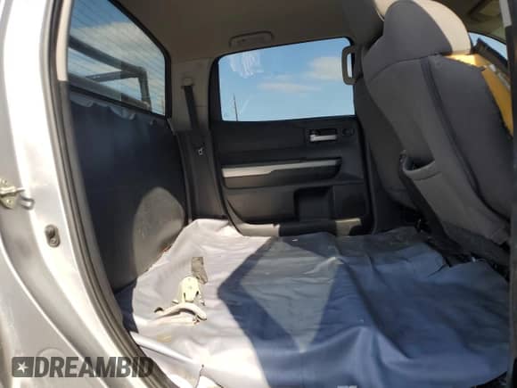 2019 Toyota Tundra SR5 z VIN 5TFDW5F1XKX856218, wystawiony jako Copart lot #86442695 z przebiegiem 65 348 mil mil oraz Czysty tytuł • Clean title. Historia ofert i sprzedaży dostępna na DreamBid. Obrazek 10.