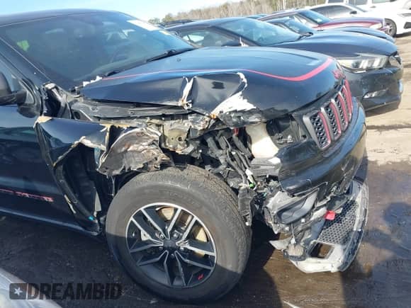 2019 Jeep Grand Cherokee Trailhawk z VIN 1C4RJFLT6KC641507, wystawiony jako IAAI lot #41300106 z przebiegiem 87 802 mil mil oraz . Historia ofert i sprzedaży dostępna na DreamBid. Obrazek 6.