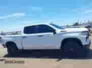 2024 Chevrolet Silverado 1500 LT Trail Boss z VIN 3GCUDFED5RG269642, wystawiony jako IAAI lot #42652273 z przebiegiem 25 972 mil mil oraz . Historia ofert i sprzedaży dostępna na DreamBid. Obrazek 14.