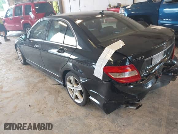 2011 Mercedes-Benz C 300 Sport z VIN WDDGF8BB8BF531723, wystawiony jako IAAI lot #42970166 z przebiegiem 137 077 mil mil oraz . Historia ofert i sprzedaży dostępna na DreamBid. Obrazek 3.