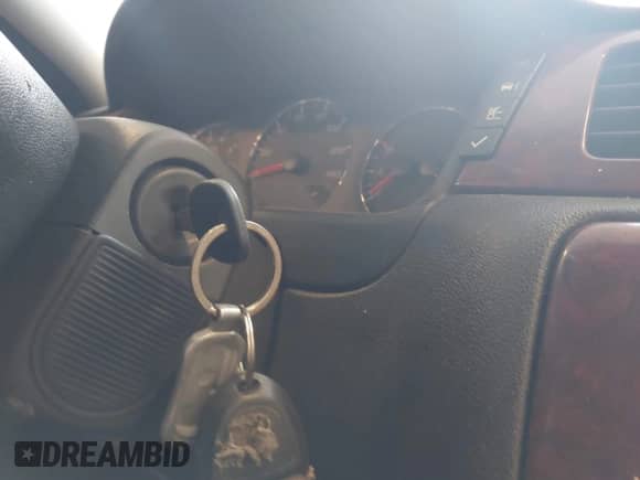 2008 Chevrolet Impala LT z VIN 2G1WC583681215601, wystawiony jako IAAI lot #43241243 z przebiegiem 165 570 mil mil oraz . Historia ofert i sprzedaży dostępna na DreamBid. Obrazek 11.