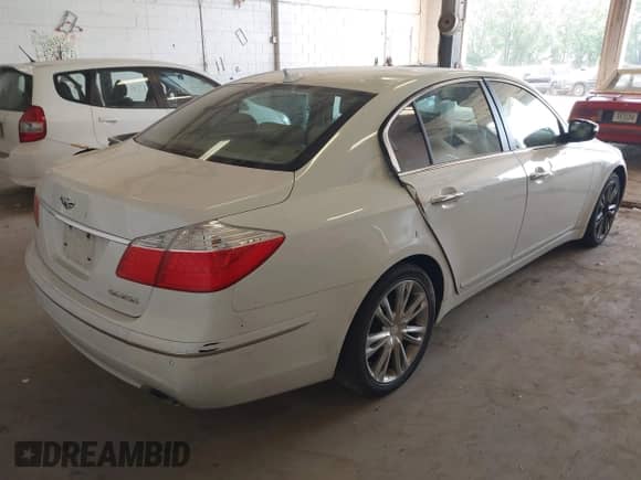 2010 Hyundai Genesis z VIN KMHGC4DEXAU090217, wystawiony jako IAAI lot #42740340 z przebiegiem 279 336 mil mil oraz . Historia ofert i sprzedaży dostępna na DreamBid. Obrazek 4.