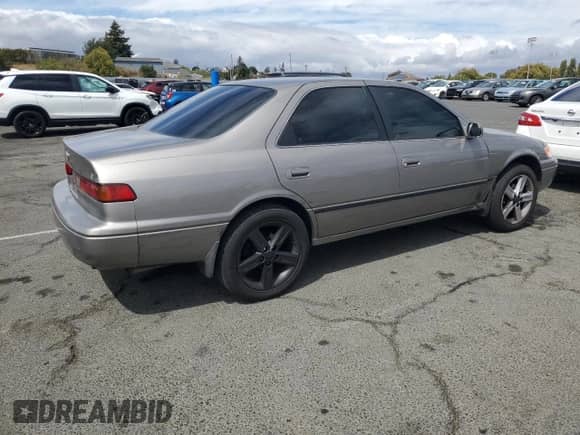 1997 Toyota Camry LE z VIN 4T1BF22K7VU028360, wystawiony jako Copart lot #72048725 z przebiegiem 232 556 mil mil oraz Szkoda całkowita • Salvage title. Historia ofert i sprzedaży dostępna na DreamBid. Obrazek 3.