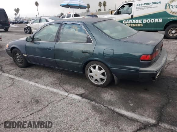1998 Toyota Camry LE z VIN JT2BF22K5W0119276, wystawiony jako Copart lot #85156335 z przebiegiem 233 943 mil mil oraz Szkoda całkowita • Salvage title. Historia ofert i sprzedaży dostępna na DreamBid. Obrazek 2.