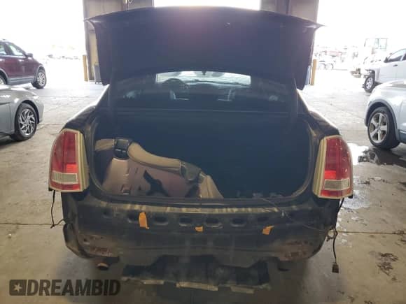 2012 Chrysler 300 S z VIN 2C3CCAJT7CH163879, wystawiony jako Copart lot #65004355 z przebiegiem 143 262 mil mil oraz Szkoda całkowita • Salvage title. Historia ofert i sprzedaży dostępna na DreamBid. Obrazek 6.