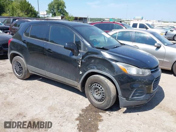 2018 Chevrolet Trax LS z VIN 3GNCJKSB3JL160860, wystawiony jako IAAI lot #43195256 z przebiegiem 128 748 mil mil oraz . Historia ofert i sprzedaży dostępna na DreamBid. Obrazek 1.