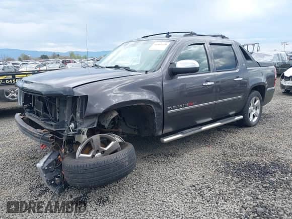 2010 Chevrolet Avalanche LTZ z VIN 3GNVKGE00AG156898, wystawiony jako IAAI lot #41885128 z przebiegiem 164 241 mil mil oraz . Historia ofert i sprzedaży dostępna na DreamBid. Obrazek 18.