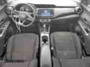 2024 Nissan Kicks SV z VIN 3N1CP5CV9RL473332, wystawiony jako Copart lot #64611975 z przebiegiem 57 693 mil mil oraz Szkoda całkowita • Salvage title. Historia ofert i sprzedaży dostępna na DreamBid. Obrazek 8.