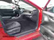 2020 Toyota Camry XSE z VIN 4T1K61AK3LU317132, wystawiony jako IAAI lot #43239395 z przebiegiem 59 174 mil mil oraz . Historia ofert i sprzedaży dostępna na DreamBid. Obrazek 5.