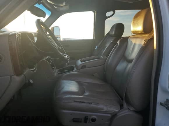 2006 Chevrolet Silverado 3500 SRW Wrk Trk с VIN 1GCHK33DX6F143072, выставлен на аукционе Copart как лот 47038915 с пробегом 295 279 миль миль и Списание • Salvage title. История ставок и продаж доступна на DreamBid. Изображение 7.
