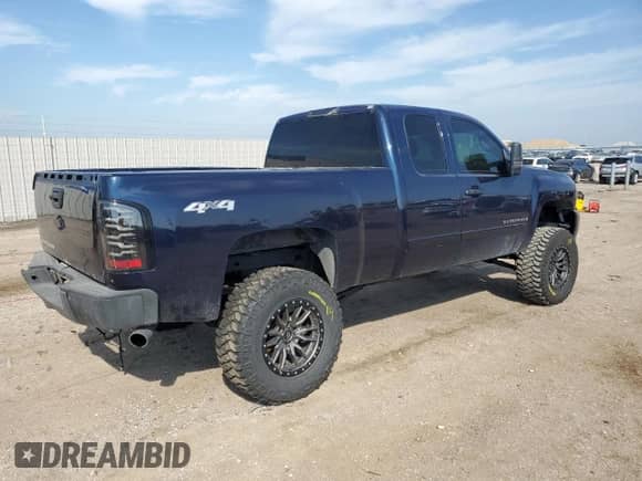 2008 Chevrolet Silverado 1500 2LT with VIN 2GCEK19J781147692, listed as a Copart auction lot 71461995 with 142,144 mi miles and Salvage title. Bid and sale history available at DreamBid. Image 3.