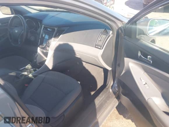 2012 Hyundai Sonata GLS z VIN 5NPEB4AC4CH405270, wystawiony jako IAAI lot #43577261 z przebiegiem 130 282 mil mil oraz . Historia ofert i sprzedaży dostępna na DreamBid. Obrazek 5.