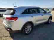 2017 Kia Sorento LX z VIN 5XYPG4A51HG302317, wystawiony jako Copart lot #69313825 z przebiegiem 149 314 mil mil oraz Szkoda całkowita • Salvage title. Historia ofert i sprzedaży dostępna na DreamBid. Obrazek 3.