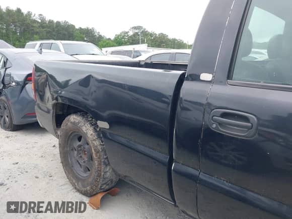 2000 Chevrolet Silverado 1500 z VIN 1GCEC14T7YZ313576, wystawiony jako IAAI lot #42131120 z przebiegiem 305 082 mil mil oraz . Historia ofert i sprzedaży dostępna na DreamBid. Obrazek 6.