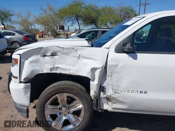 2017 Chevrolet Silverado 1500 Custom z VIN 1GCVKPEC9HZ281704, wystawiony jako IAAI lot #43386564 z przebiegiem 142 940 mil mil oraz . Historia ofert i sprzedaży dostępna na DreamBid. Obrazek 6.