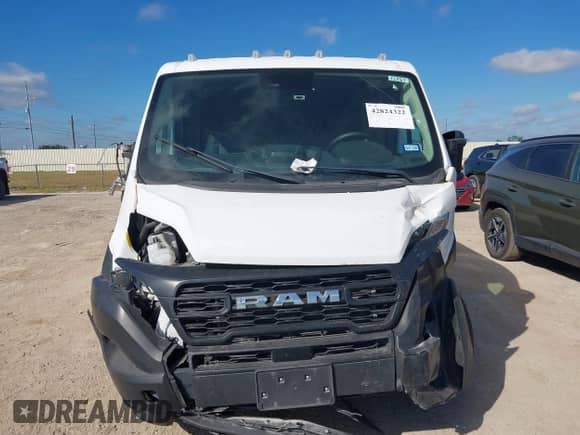 2023 Ram ProMaster Cargo z VIN 3C6LRVVG1PE606308, wystawiony jako IAAI lot #42824322 z przebiegiem 60 497 mil mil oraz . Historia ofert i sprzedaży dostępna na DreamBid. Obrazek 13.