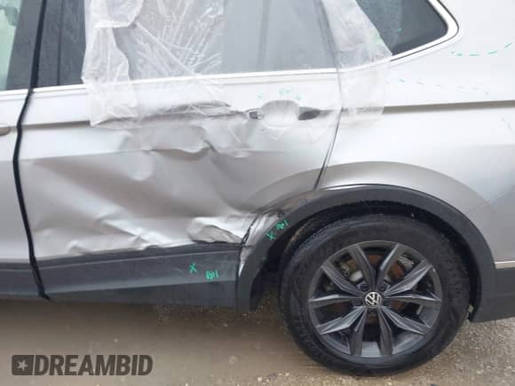 2023 Volkswagen Tiguan SE with VIN 3VV2B7AX8PM058762, listed as a IAAI auction lot 42497573 with 30,995 mi miles and . Bid and sale history available at DreamBid. Image 6.