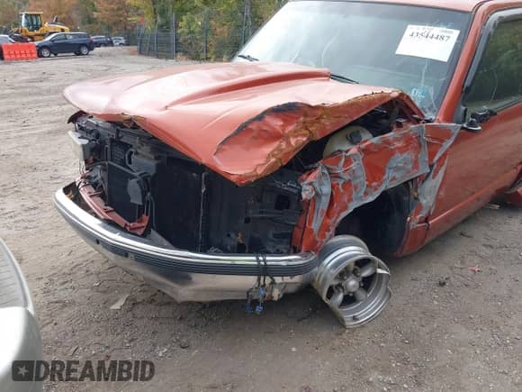 1994 Chevrolet Silverado 1500 z VIN 1GBDC14K7RZ140926, wystawiony jako IAAI lot #43544487 z przebiegiem 246 728 mil mil oraz . Historia ofert i sprzedaży dostępna na DreamBid. Obrazek 6.