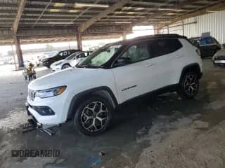 2025 Jeep Compass Limited z VIN 3C4NJDCN0ST620628, wystawiony jako Copart lot #85900425 z przebiegiem 4 242 mil mil oraz Czysty tytuł • Clean title. Historia ofert i sprzedaży dostępna na DreamBid. Obrazek 1.