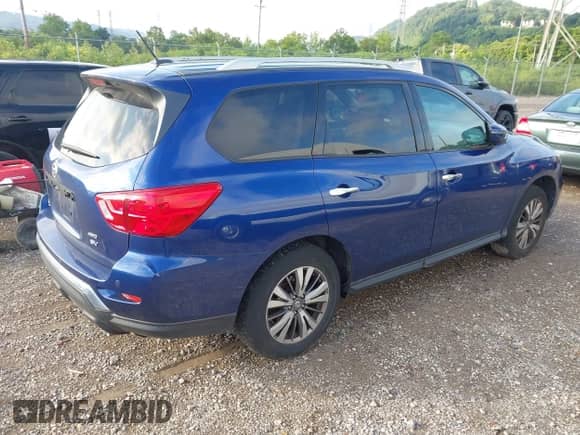 2018 Nissan Pathfinder SV z VIN 5N1DR2MM7JC636846, wystawiony jako IAAI lot #42740532 z przebiegiem 98 364 mil mil oraz . Historia ofert i sprzedaży dostępna na DreamBid. Obrazek 4.