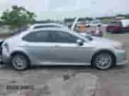 2020 Toyota Camry Hybrid XLE z VIN 4T1F31AK0LU519386, wystawiony jako IAAI lot #43175906 z przebiegiem 33 991 mil mil oraz . Historia ofert i sprzedaży dostępna na DreamBid. Obrazek 13.