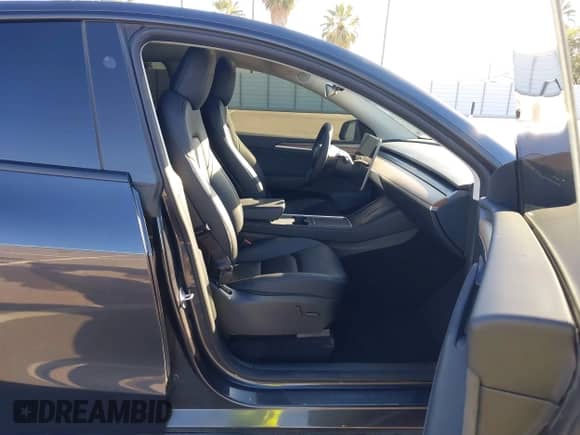 2024 Tesla Model Y с VIN 7SAYGDED7RF097801, выставлен на аукционе IAAI как лот 43345626 с пробегом 12 959 миль миль и . История ставок и продаж доступна на DreamBid. Изображение 5.