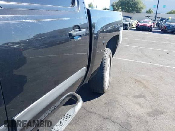 2008 Chevrolet Silverado 1500 1LT z VIN 2GCEC13JX81163391, wystawiony jako IAAI lot #43530781 z przebiegiem 204 330 mil mil oraz . Historia ofert i sprzedaży dostępna na DreamBid. Obrazek 20.