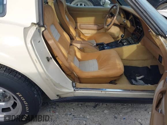 1981 Chevrolet Corvette с VIN 1G1AY8768BS424662, выставлен на аукционе IAAI как лот 41938600 с пробегом 14 026 миль миль и . История ставок и продаж доступна на DreamBid. Изображение 5.