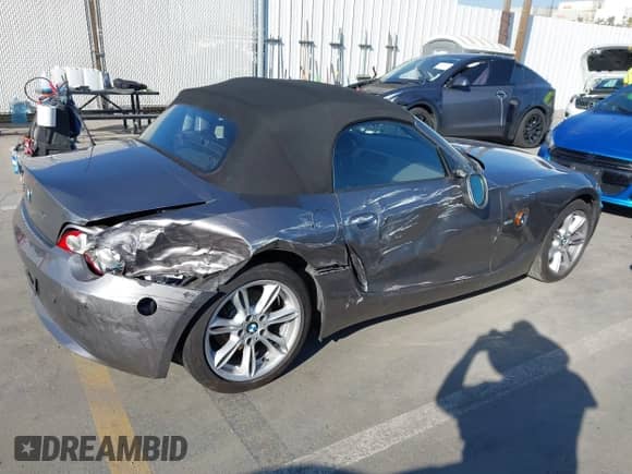 2004 BMW Z4 3.0i с VIN 4USBT53584LT25997, выставлен на аукционе IAAI как лот 41670271 с пробегом 44 954 миль миль и . История ставок и продаж доступна на DreamBid. Изображение 4.