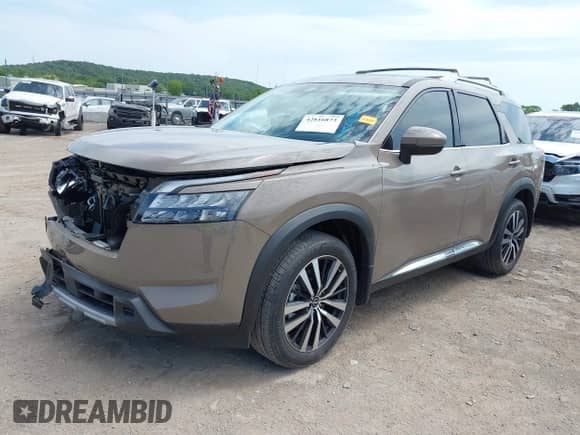 2025 Nissan Pathfinder Platinum z VIN 5N1DR3DJ6SC222809, wystawiony jako IAAI lot #42816873 z przebiegiem 622 mil mil oraz . Historia ofert i sprzedaży dostępna na DreamBid. Obrazek 2.