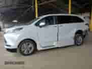 2023 Toyota Sienna Platinum с VIN 5TDESKFC4PS095831, выставлен на аукционе Copart как лот 55919975 с пробегом 6 626 миль миль и Списание • Salvage title. История ставок и продаж доступна на DreamBid. Изображение 1.