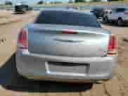 2013 Chrysler 300 S z VIN 2C3CCABG8DH743175, wystawiony jako Copart lot #69150755 z przebiegiem 164 524 mil mil oraz Szkoda całkowita • Salvage title. Historia ofert i sprzedaży dostępna na DreamBid. Obrazek 6.