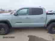 2023 Toyota Tacoma SR z VIN 3TMCZ5AN7PM543217, wystawiony jako IAAI lot #43400966 z przebiegiem 59 385 mil mil oraz . Historia ofert i sprzedaży dostępna na DreamBid. Obrazek 14.