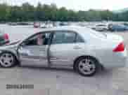 2006 Honda Accord EX-L z VIN 1HGCM56806A138637, wystawiony jako IAAI lot #42502146 z przebiegiem 172 284 mil mil oraz . Historia ofert i sprzedaży dostępna na DreamBid. Obrazek 14.