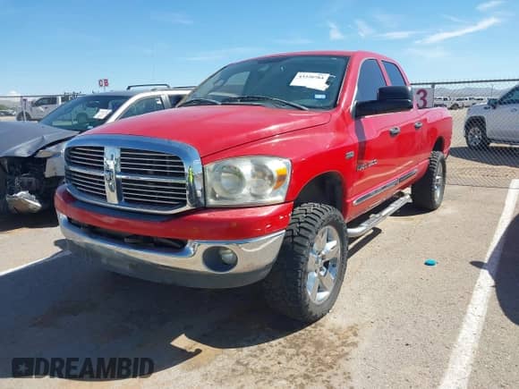 2007 Dodge 1500 SLT z VIN 1D7HU18257S252432, wystawiony jako IAAI lot #43320784 z przebiegiem 228 893 mil mil oraz . Historia ofert i sprzedaży dostępna na DreamBid. Obrazek 2.