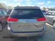 2011 Toyota Sienna LE z VIN 5TDKK3DC9BS047276, wystawiony jako IAAI lot #43385295 z przebiegiem 256 439 mil mil oraz . Historia ofert i sprzedaży dostępna na DreamBid. Obrazek 17.