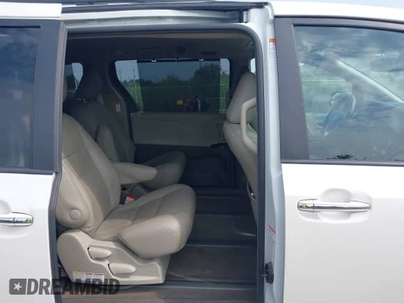 2017 Toyota Sienna XLE z VIN 5TDDZ3DC3HS155065, wystawiony jako IAAI lot #42908500 z przebiegiem 106 529 mil mil oraz . Historia ofert i sprzedaży dostępna na DreamBid. Obrazek 8.